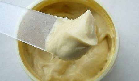 Смесь сливочного масла с прополисом