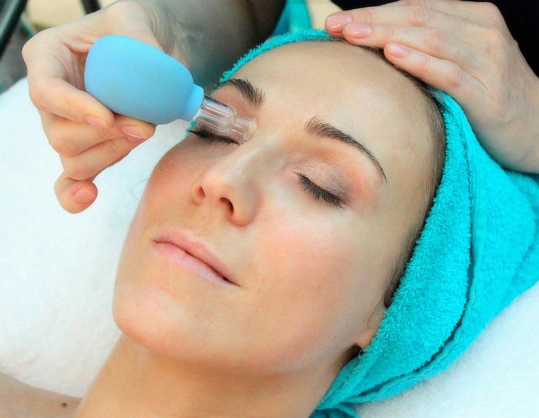 Вакуумный массаж лица дома и в салоне