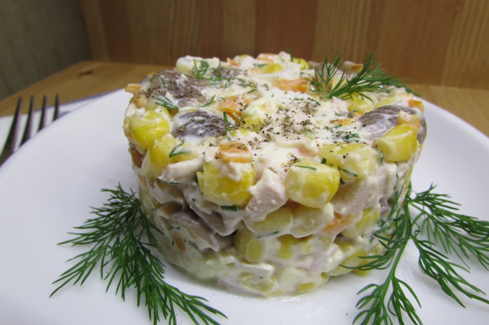 Мясной салат с грибами и кукурузой Мясной салат