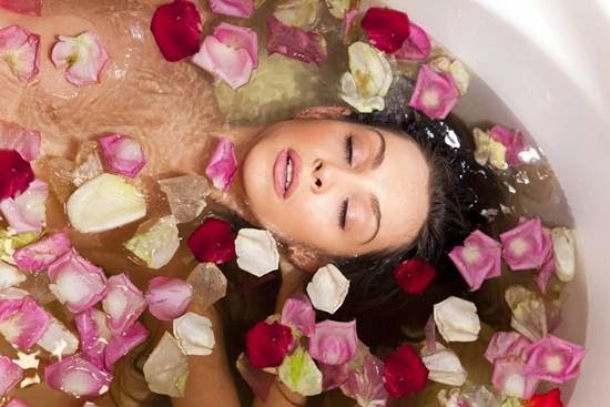 Ванная с лепестками роз Ванная с лепестками роз