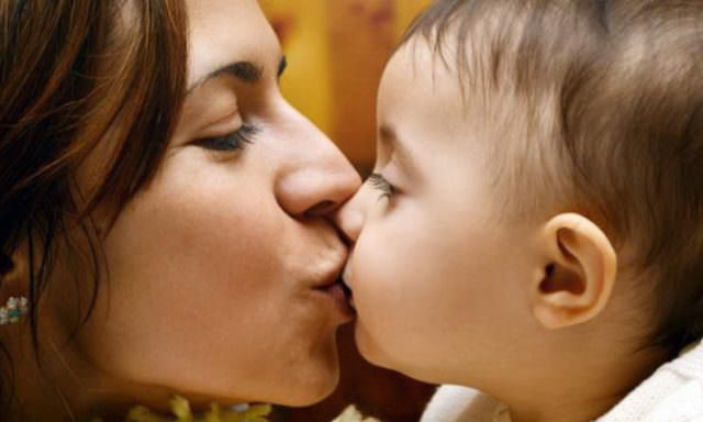 Целоваться во сне с мужчиной в губы — к чему снится