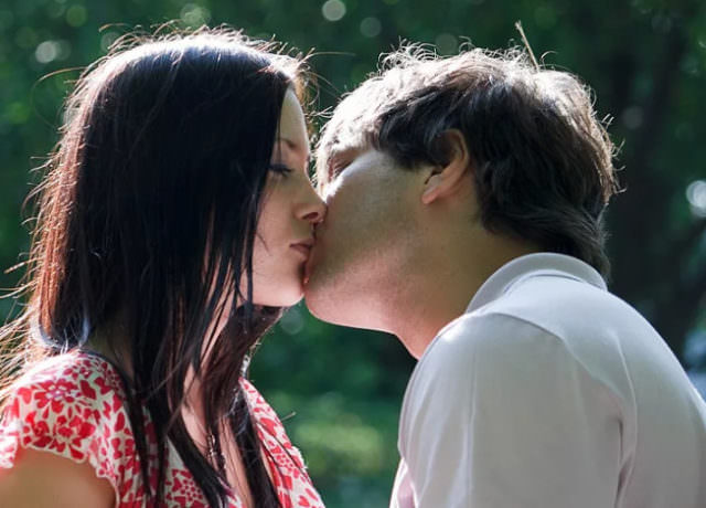 Целоваться во сне с мужчиной в губы — к чему снится