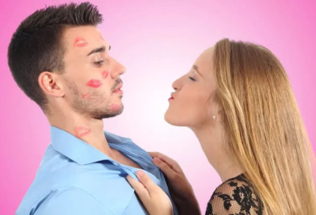 Целоваться во сне с мужчиной в губы — к чему снится