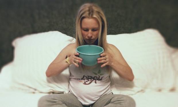 Ингаляции при кашле беременным можно делать как при помощи специального прибора - небулайзера, так и просто вдыхая пар, идущий от травяного отвара Ингаляции при кашле беременным можно делать как при помощи специального прибора - небулайзера, так и просто вдыхая пар, идущий от травяного отвара