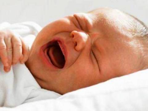 Малыш кашляет и плачет. Малыш кашляет и плачет.