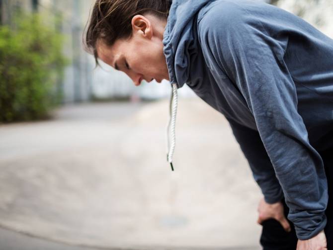 Одышка проявляется и при нагрузке, и в спокойном состоянии Одышка проявляется и при нагрузке, и в спокойном состоянии