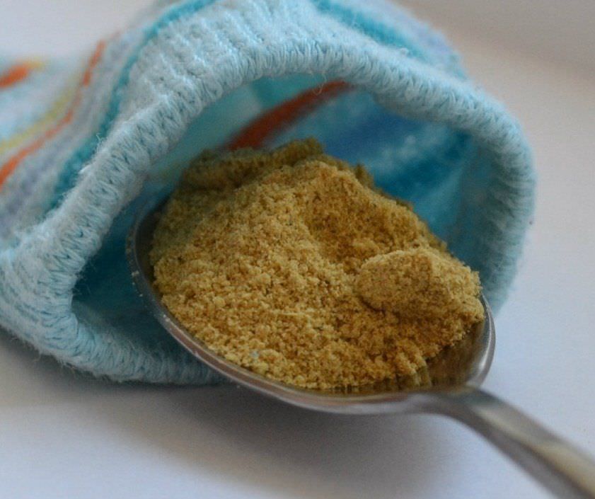 Порошок горчицы часто используют для лечения кашля – насыпают в носки, добавляют в ванночки для ног, готовят на ее основе компрессы. Порошок горчицы часто используют для лечения кашля – насыпают в носки, добавляют в ванночки для ног, готовят на ее основе компрессы.