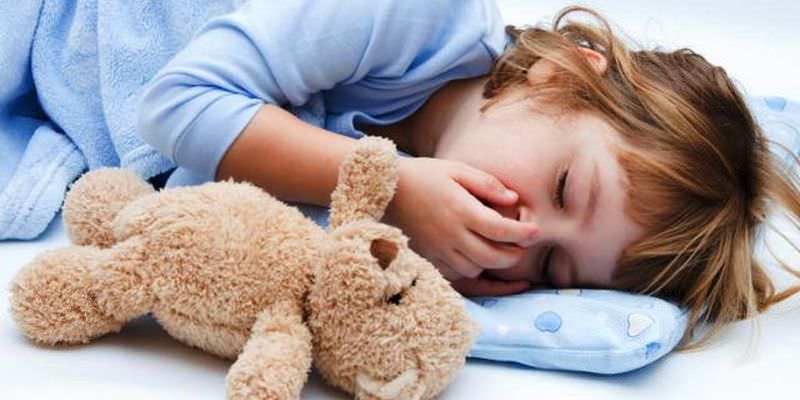 После трехлетнего возраста у детей значительно повышается частота и длительность вирусных инфекций и простуд, которые сопровождаются затяжным кашлем После трехлетнего возраста у детей значительно повышается частота и длительность вирусных инфекций и простуд, которые сопровождаются затяжным кашлем