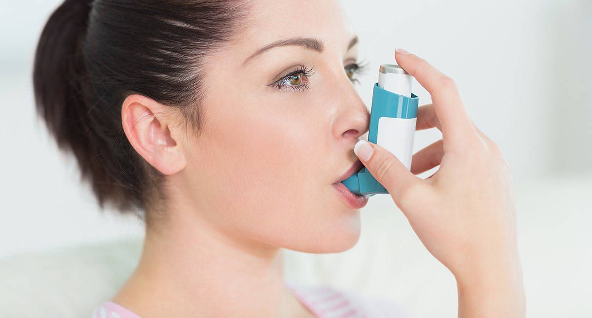 Введение лекарства при помощи карманного ингалятора Введение лекарства при помощи карманного ингалятора