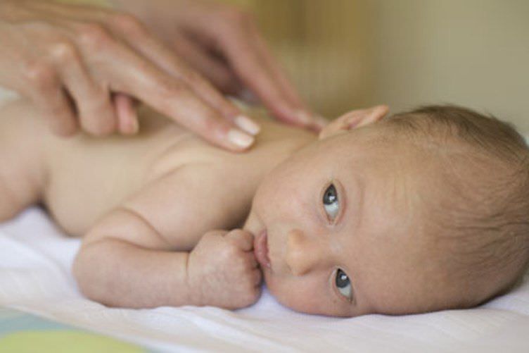 Выполнение массажа грудничку требует предельной осторожности Выполнение массажа грудничку требует предельной осторожности